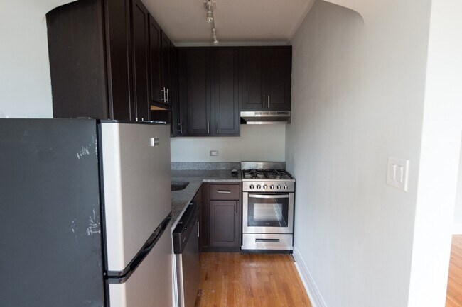 Building Photo - 4742 N Hermitage Ave