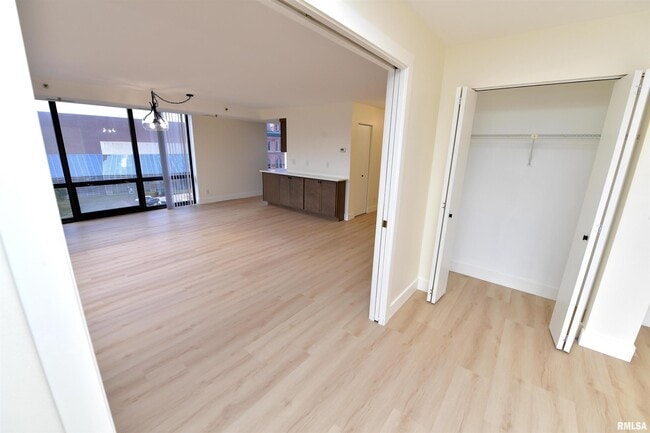 Building Photo - 123 SW Jefferson Ave