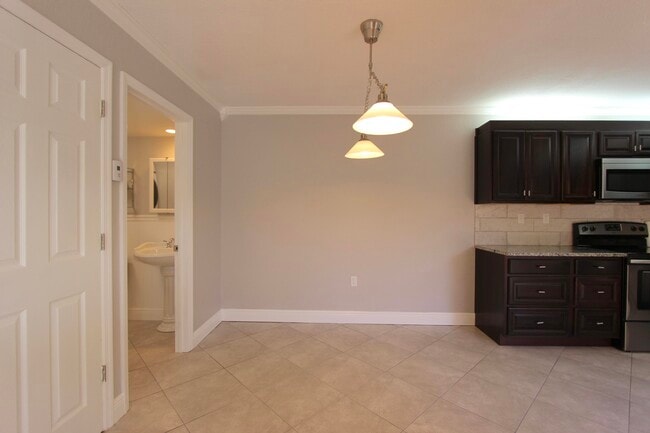 Building Photo - 606 6th Ct