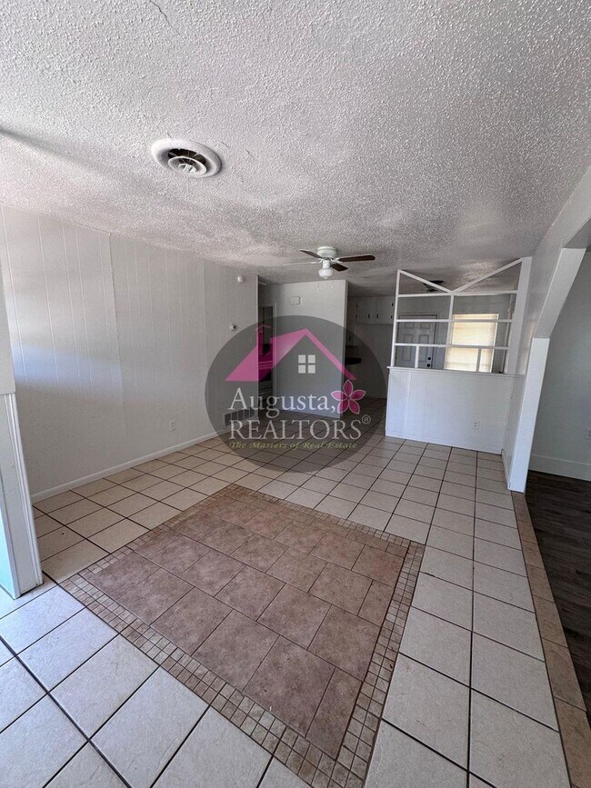 Building Photo - 966 N La Salle Dr