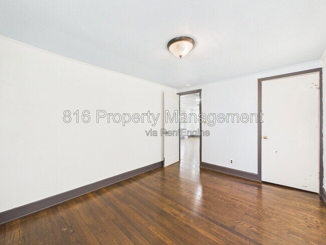 Building Photo - 810 S Woodland Ave