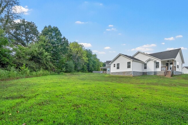 Building Photo - Pet Friendly Three Bedroom!