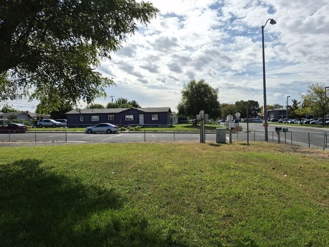 Building Photo - Charming 3-bedroom, 1-bathroom home located in the vibrant community of Pasco, WA.