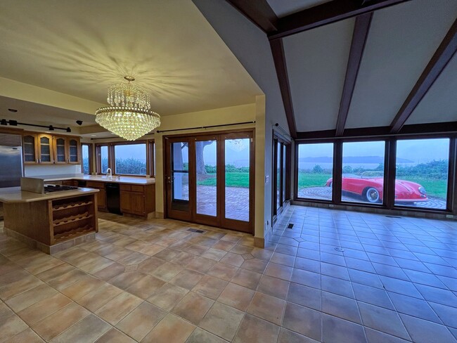 Building Photo - Gated Sound view home Des Moines area, 4 bed plus den 2.5 bath 3900 s/f, Available NOW!!!