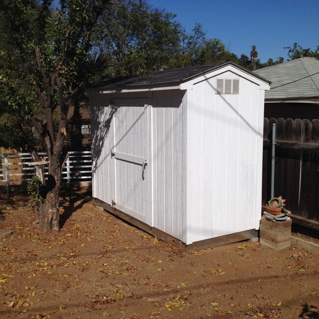 Building Photo - Beautiful 2bd/1ba Upstairs Duplex with a H...