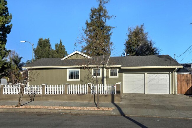 Building Photo - 870 E Empire St