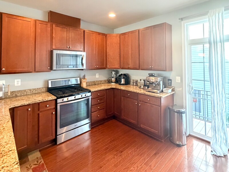 Building Photo - 81 Linden Pl