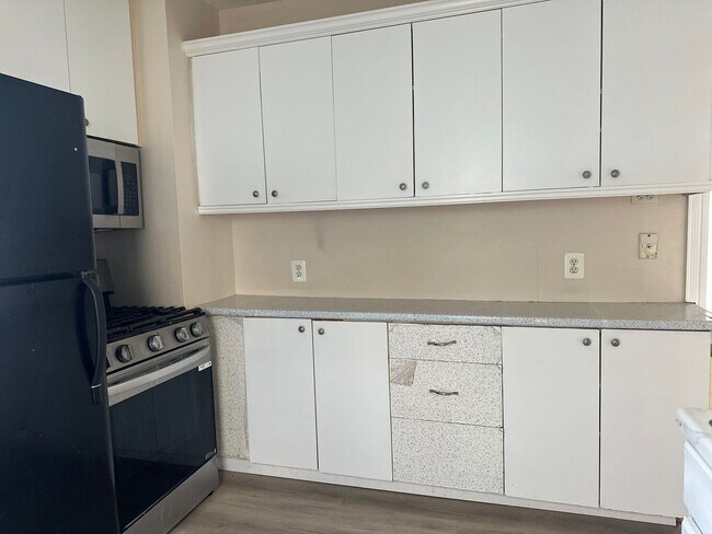 Building Photo - SINGLE FAMIKY FOR RENT IN MAPLEWOOD LOCATION !