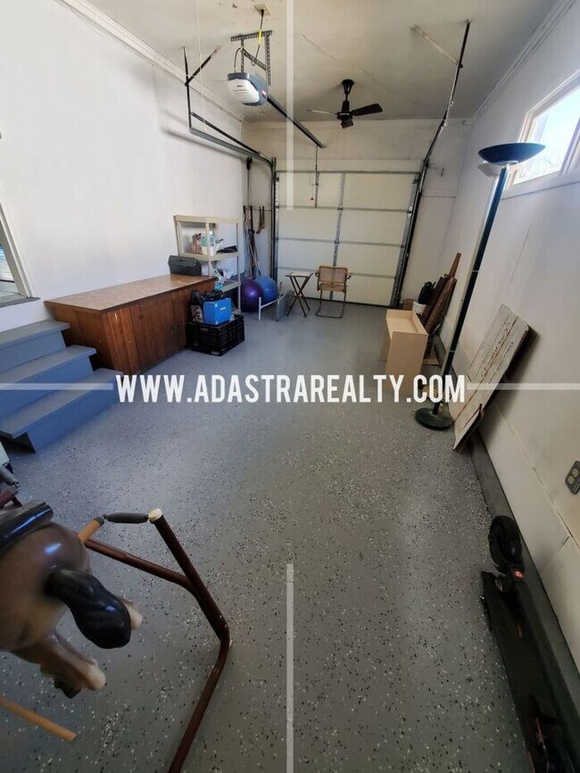 Building Photo - Spacious Overland Park Ranch Home w/Finish...
