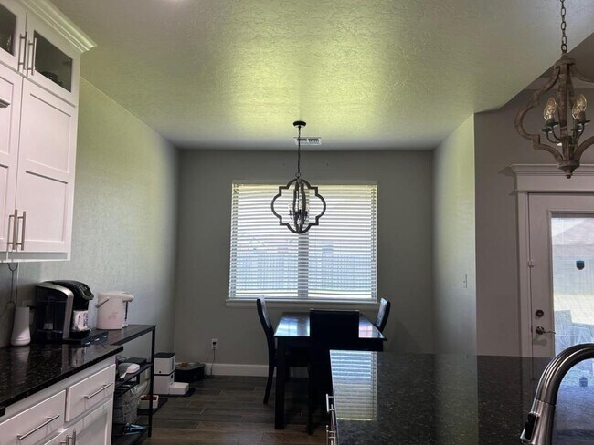 Building Photo - 604 NW Newgate Dr