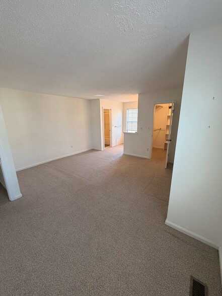 Large Master! - 402 Chatterton Dr