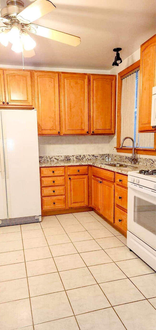 Kitchen with granite countertop - 6042 W Miami Ave