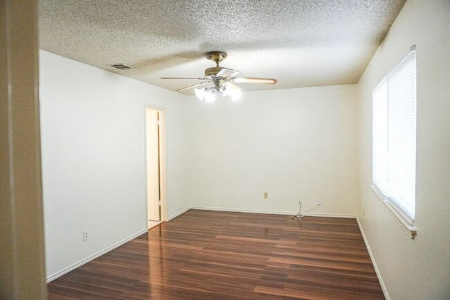 Building Photo - Universal City 3 Bedroom, 2 Bath, Single S...