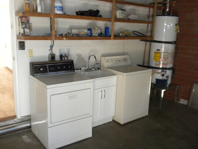 Building Photo - 4BD/2BA Available Near El Dorado Park!!