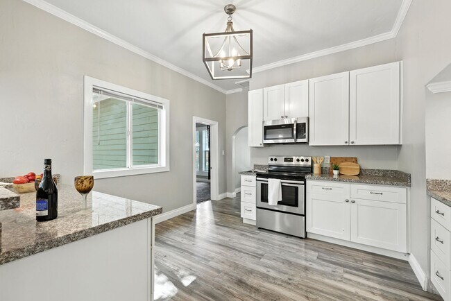 Building Photo - Beautifully Renovated Home with Modern Com...