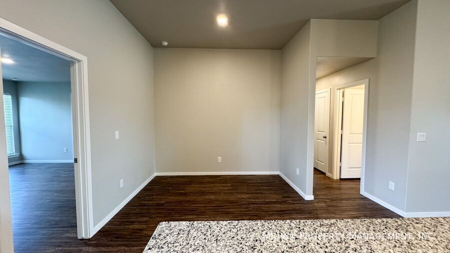 Building Photo - 2033 Kenwood Ave