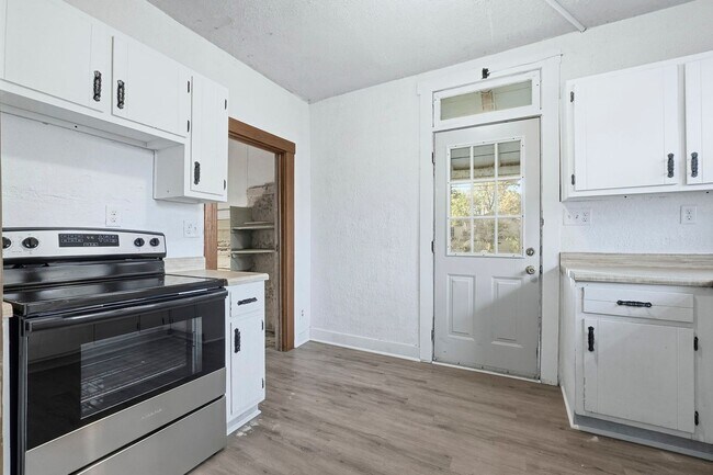 Building Photo - New 2 bedroom house listing!