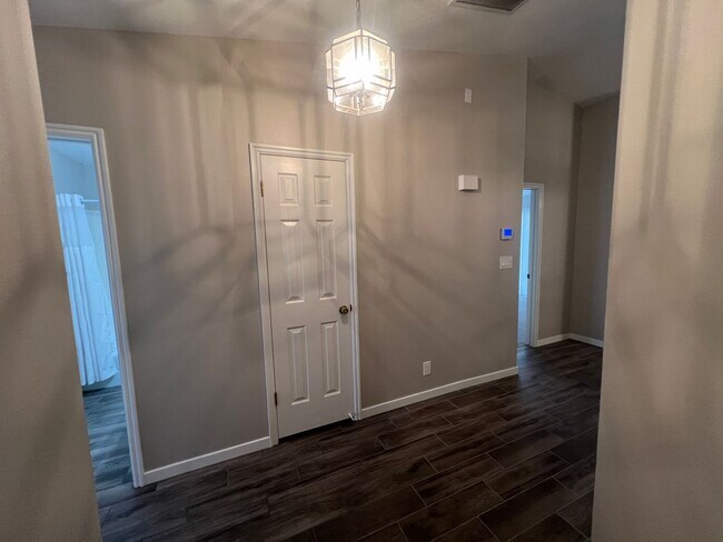 Building Photo - 675 Ridge Rim Way