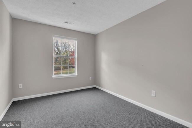 Building Photo - 10 Ironstone Ct