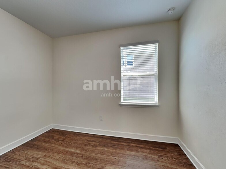 Building Photo - 327 Pine Terrace Dr