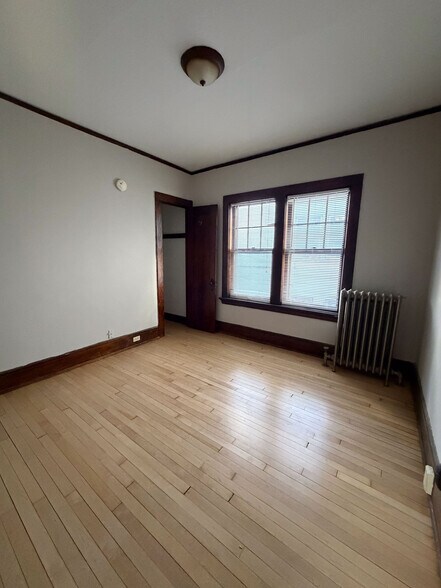 Building Photo - 2000 E Newberry Blvd