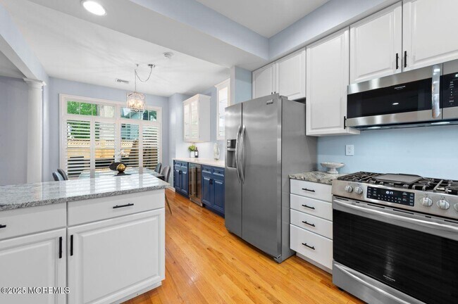 Building Photo - J162 Main St