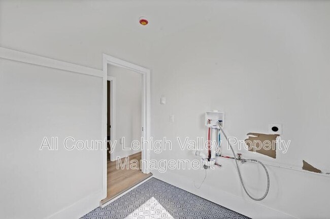 Building Photo - 122 E Goepp St