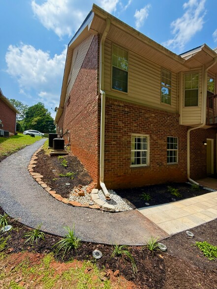 Building Photo - 202 Oakwood Cir