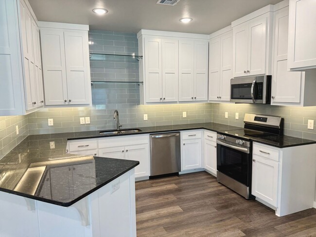 Building Photo - Large 2 Bed, 2 Bath in Beautiful Well Main...