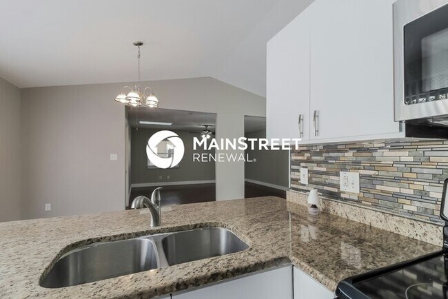 Building Photo - 3 Bedroom Pet-Friendly Home in Orlando, FL with Main Street Renewal