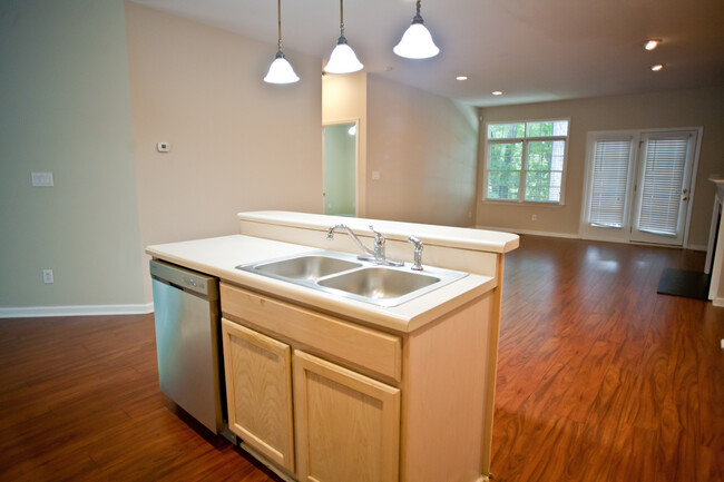 Building Photo - Spacious 3-Bedroom Ranch with Versatile Li...