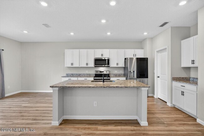 Building Photo - 14790 Cashew Ave