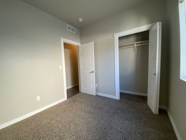 Building Photo - Newer Townhome