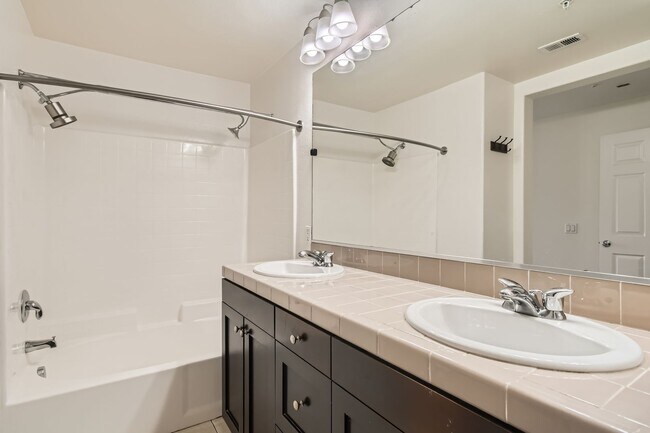Building Photo - Stylish 2Bd + Den/Office - Townhome in Pri...