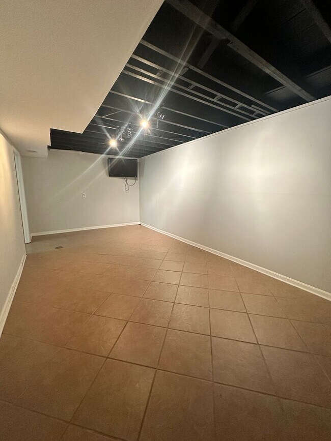 Building Photo - Charming Walk-Out Ranch in Sought-After Ba...