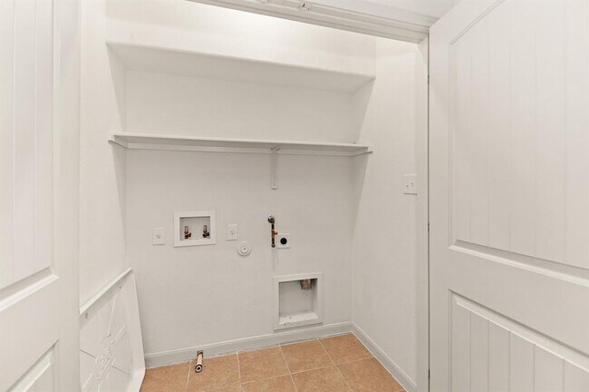 Building Photo - 1620 Bryant Dr