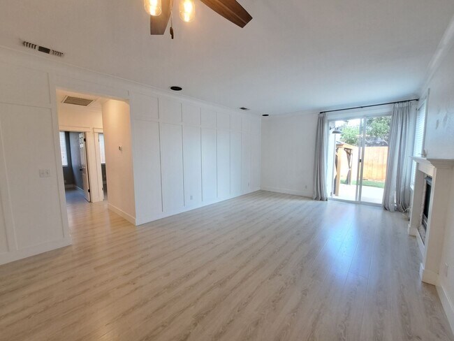 Building Photo - Stunning Home is Tastefully Done & Move In...