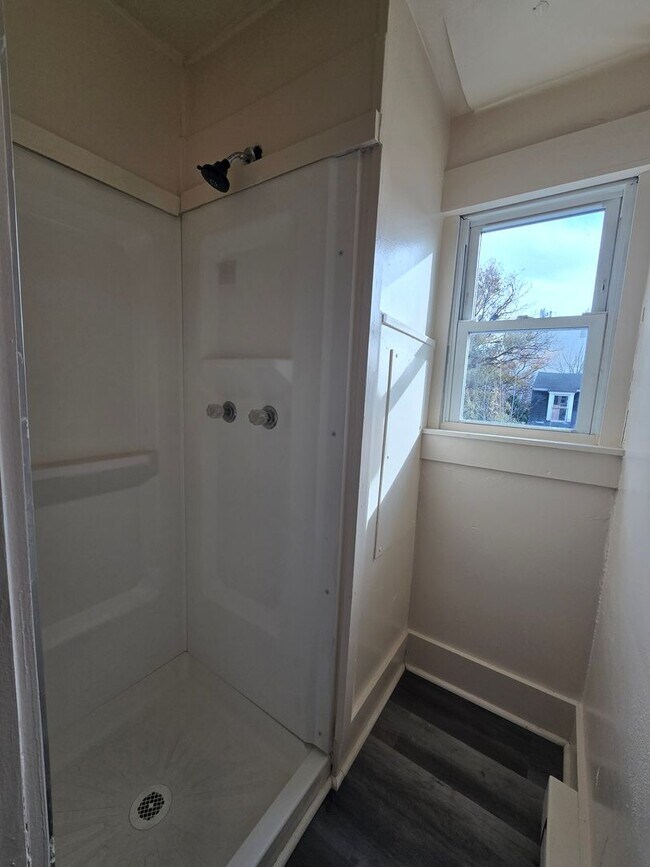 Building Photo - 1114 Linden St