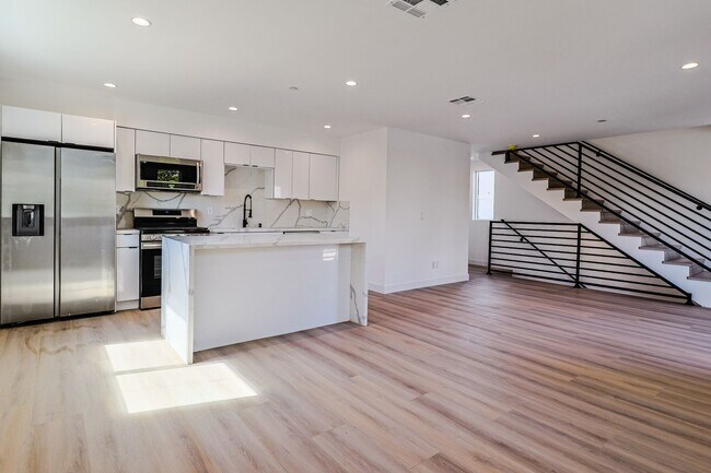 Building Photo - 2419 Carmona Ave