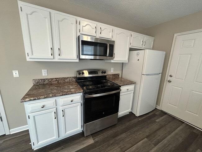 Building Photo - Ready to View! Updated 3/2 Home High Point...