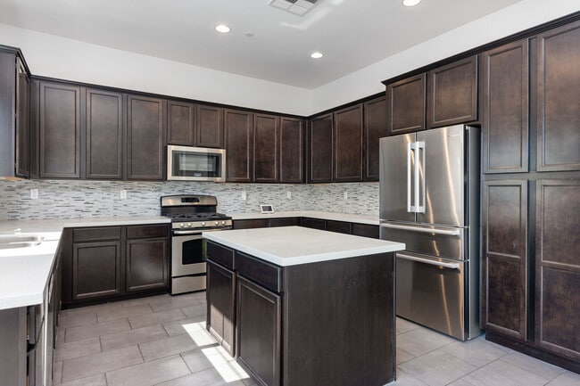 Building Photo - 1680 Southview Dr