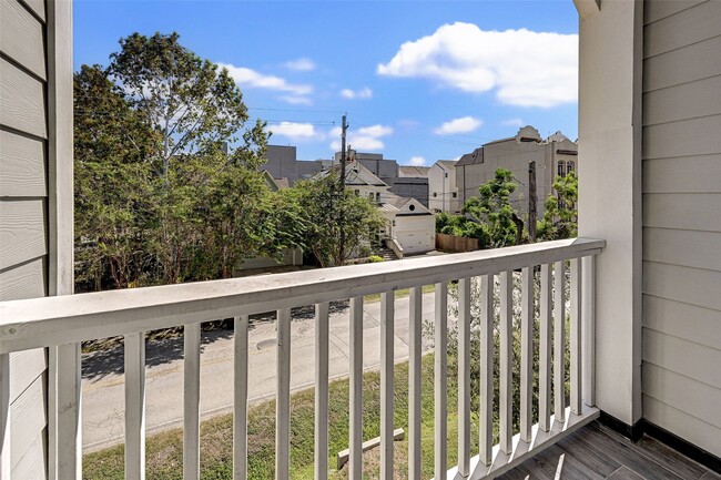 Building Photo - 1302 W 24th St