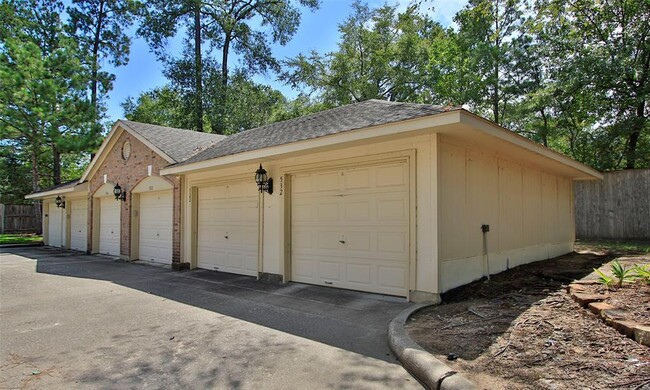 Building Photo - 6607 Lake Woodlands Dr