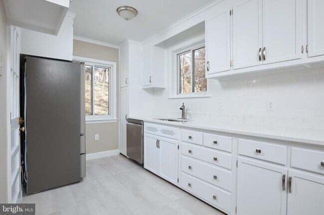 Building Photo - 221 Dale Dr