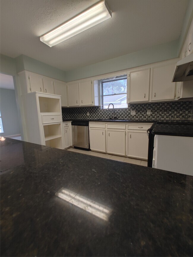 Building Photo - 633 Mosswood Dr