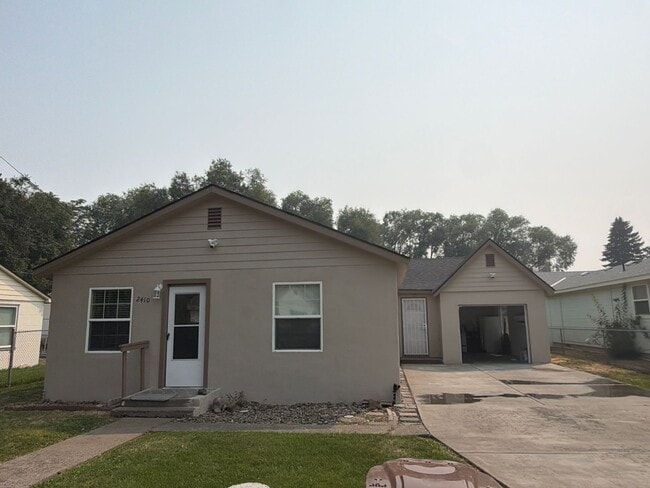 Building Photo - Freshly remodeled 3br 1ba, garage, LVP Flooring throughout.