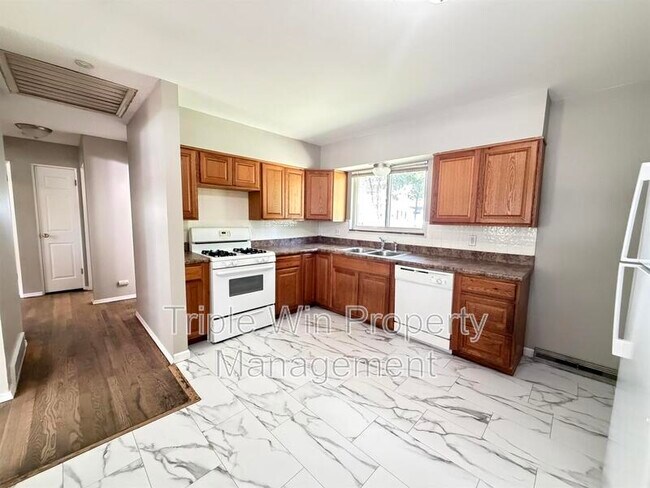 Building Photo - 675 Lilac Dr