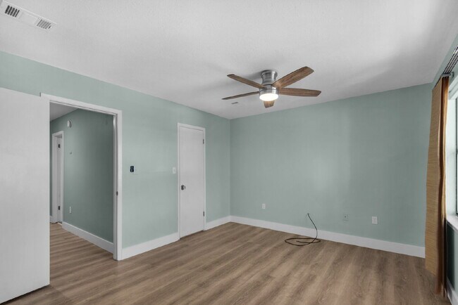 Building Photo - "Charming 2-Bed Townhouse Retreat in Fort ...