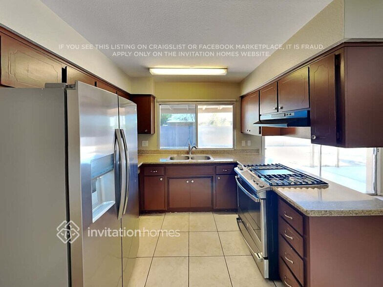Building Photo - 3821 W Altadena Ave