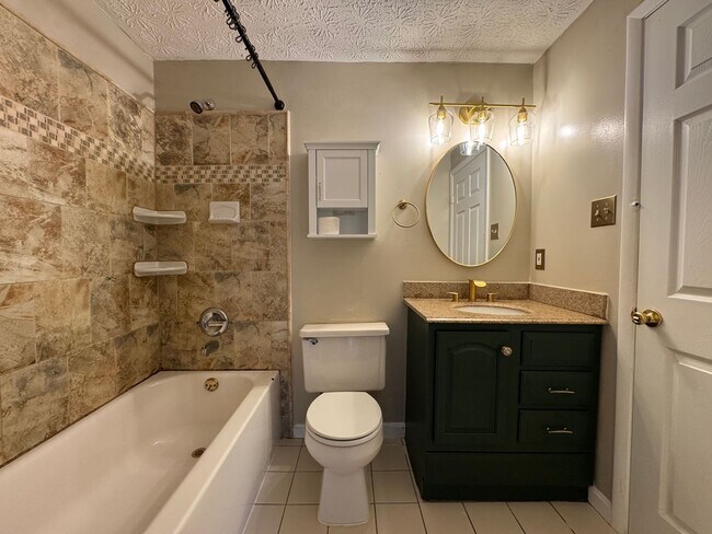 Building Photo - Charming 2 Bed 2 Bath Home Within Convenient Newington Commons Community